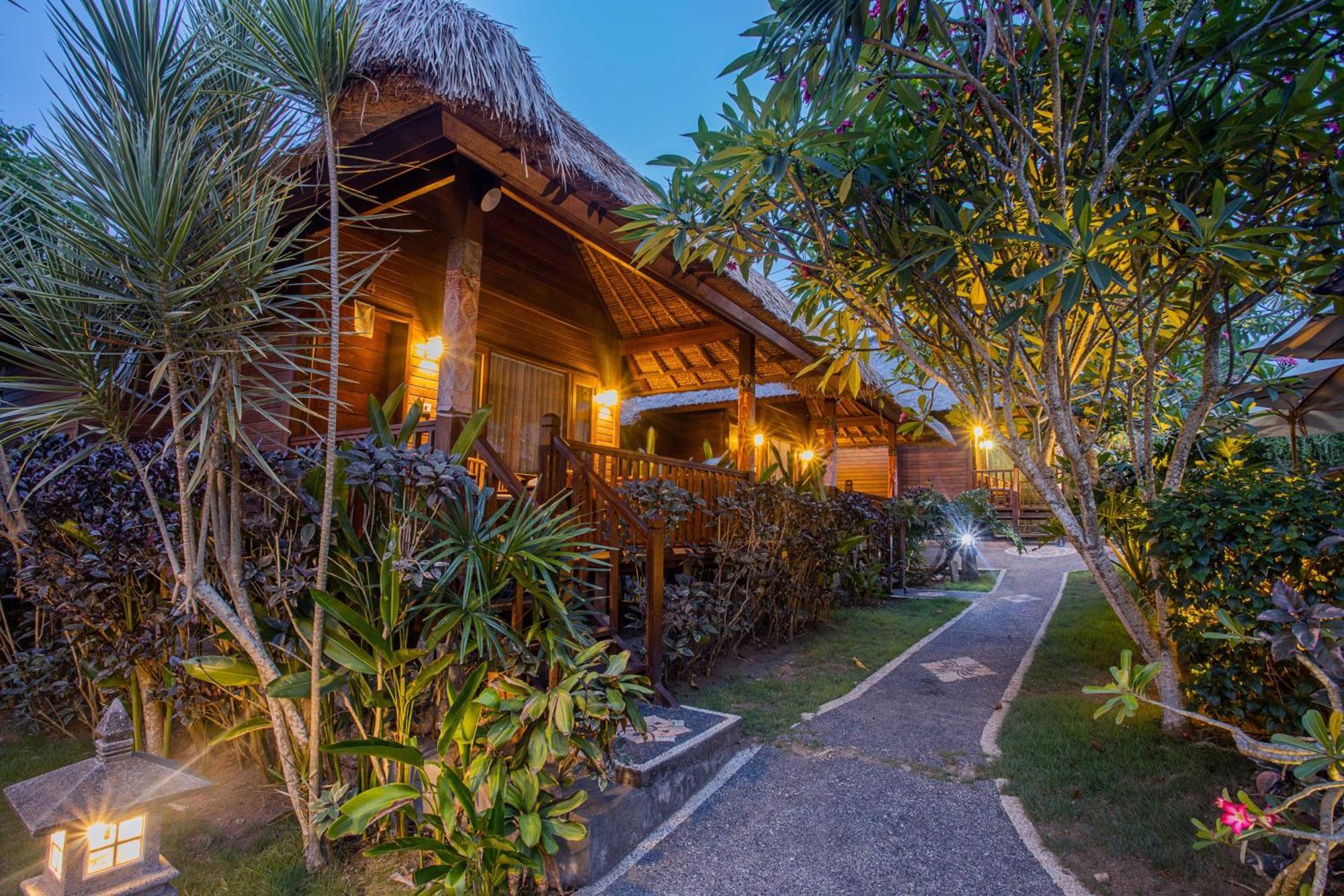 Отель Lembongan Mantra Huts Экстерьер фото